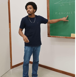 Monitor Matheus Custódio da Silva durante atividade acadêmica
