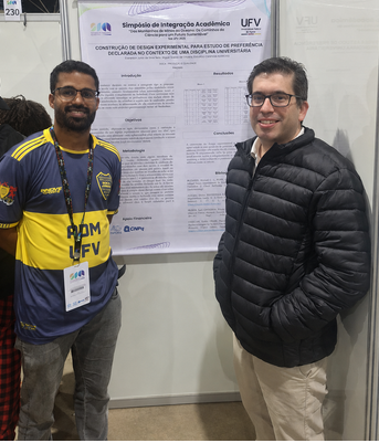 Professor Eduardo Campana Barbosa com o estudante Kleverson Reis no SIA 2025