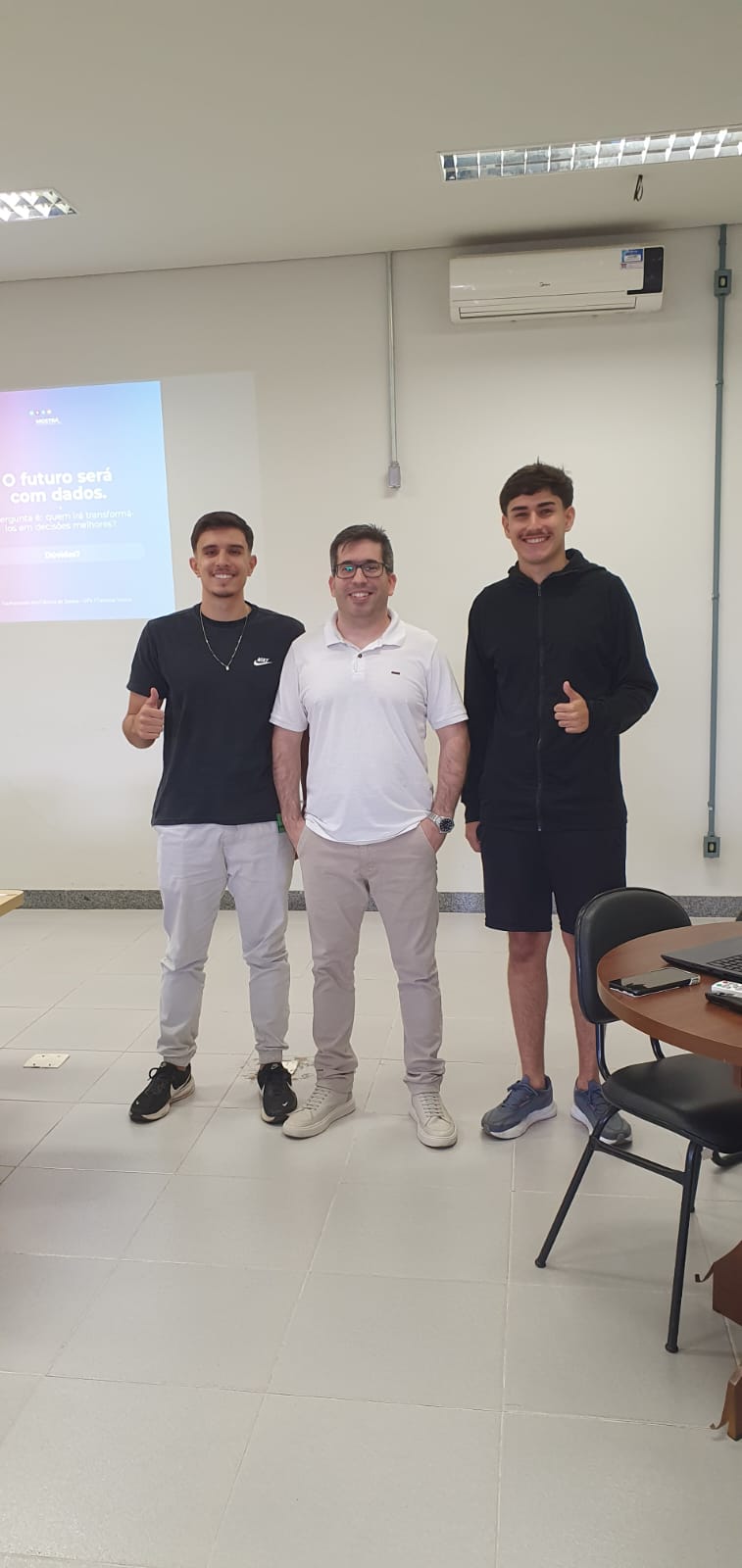 Coordenador e estudantes do Curso de Ciência de Dados da UFV durante a Mostra Universitária 2026